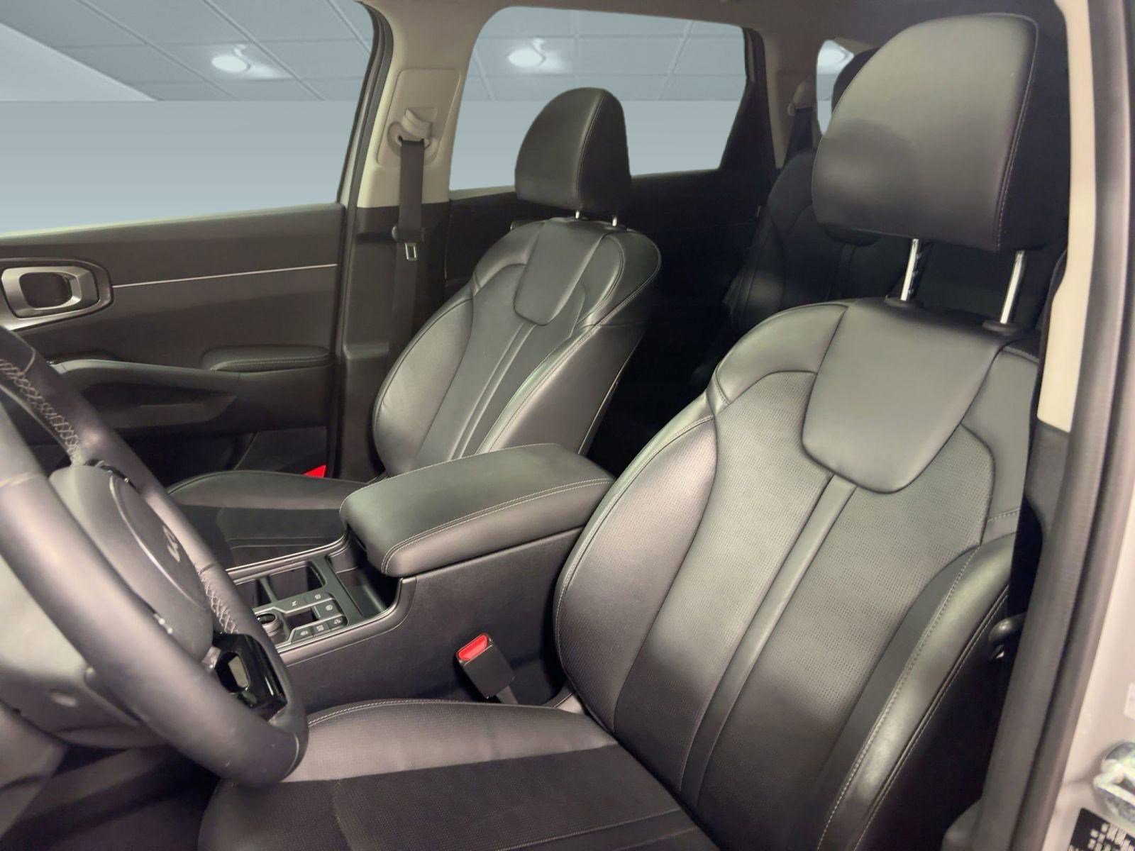 Used 2025 Kia Sorento S w/ Panoramic Sunroof Package image 5