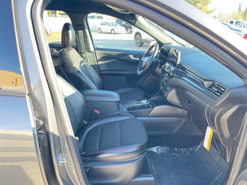 Used 2025 Ford Escape ST-Line w/ Equipment Group 301A image 38