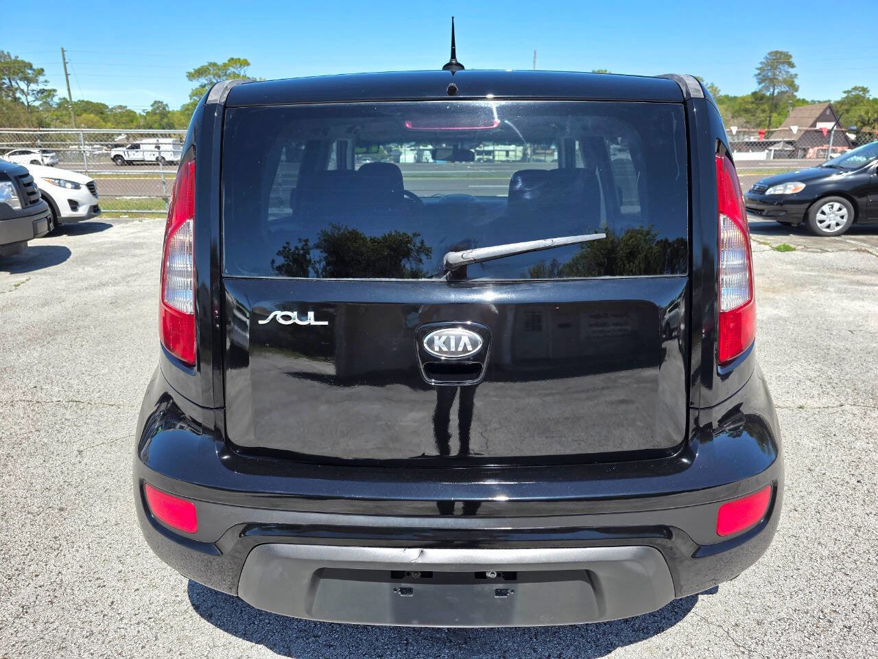 Used 2013 Kia Soul + FWD image 3