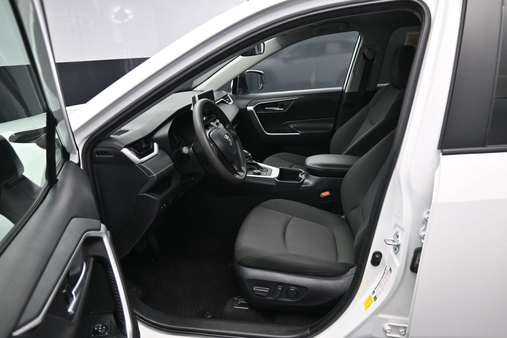 Used 2025 Toyota RAV4 XLE AWD/4WD image 9