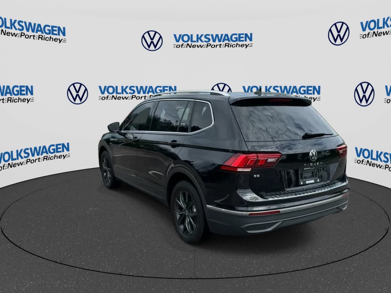 Used 2024 Volkswagen Tiguan SE w/ Panoramic Sunroof Package FWD image 6