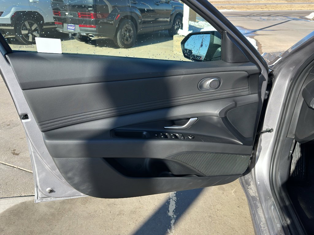 New 2025 Hyundai Elantra Limited image 10