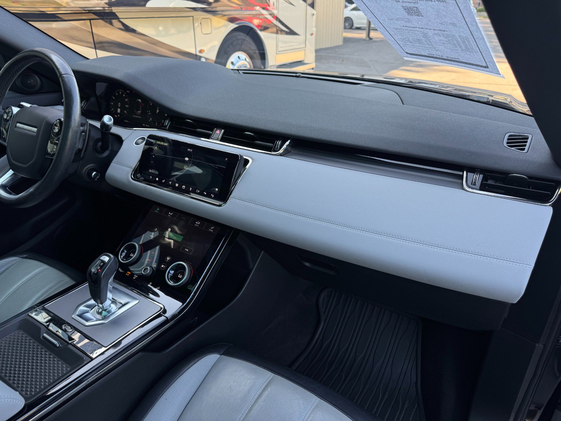 Used 2020 Land Rover Range Rover Evoque R-Dynamic SE image 30