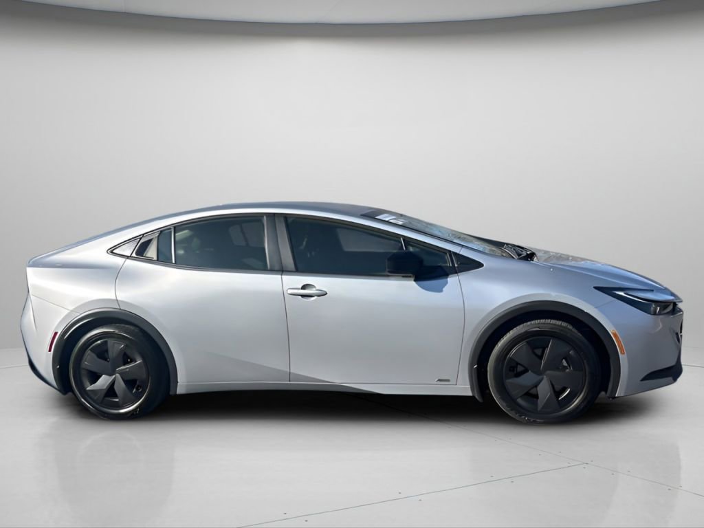 Used 2024 Toyota Prius LE image 3