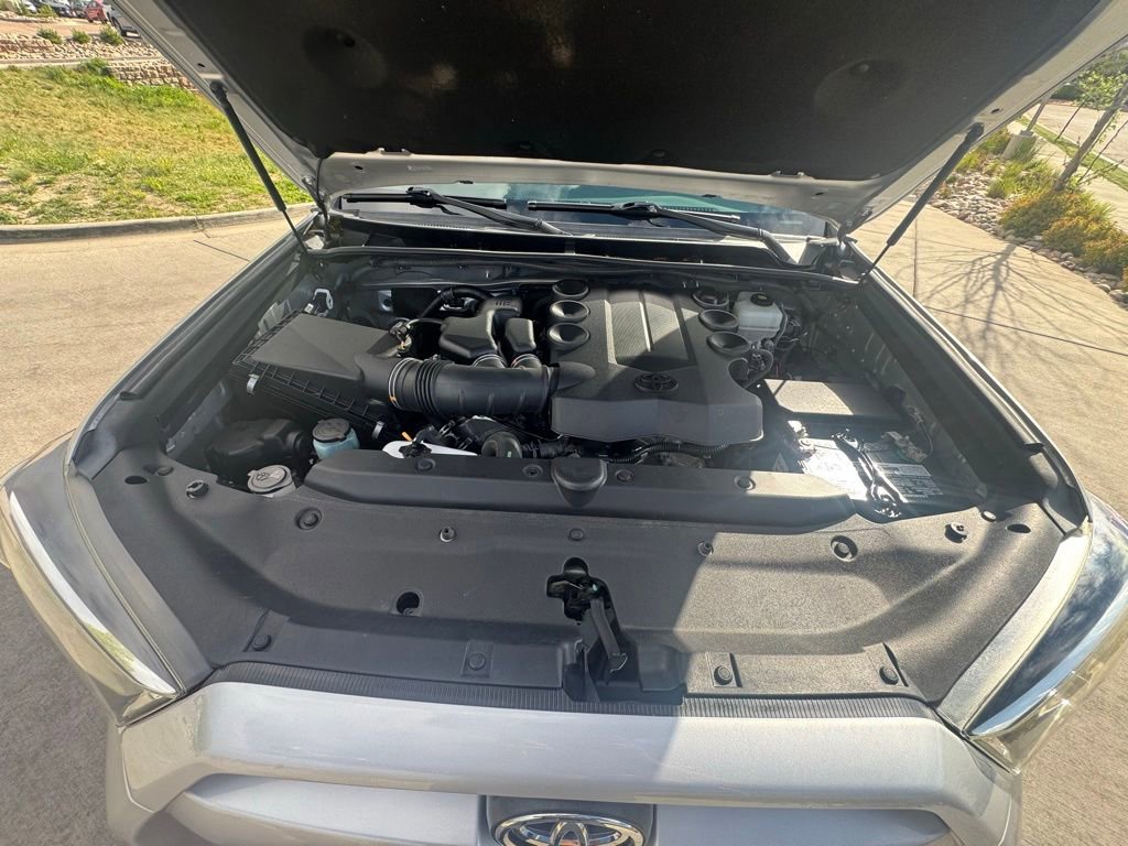 Used 2018 Toyota 4Runner SR5 AWD/4WD image 33
