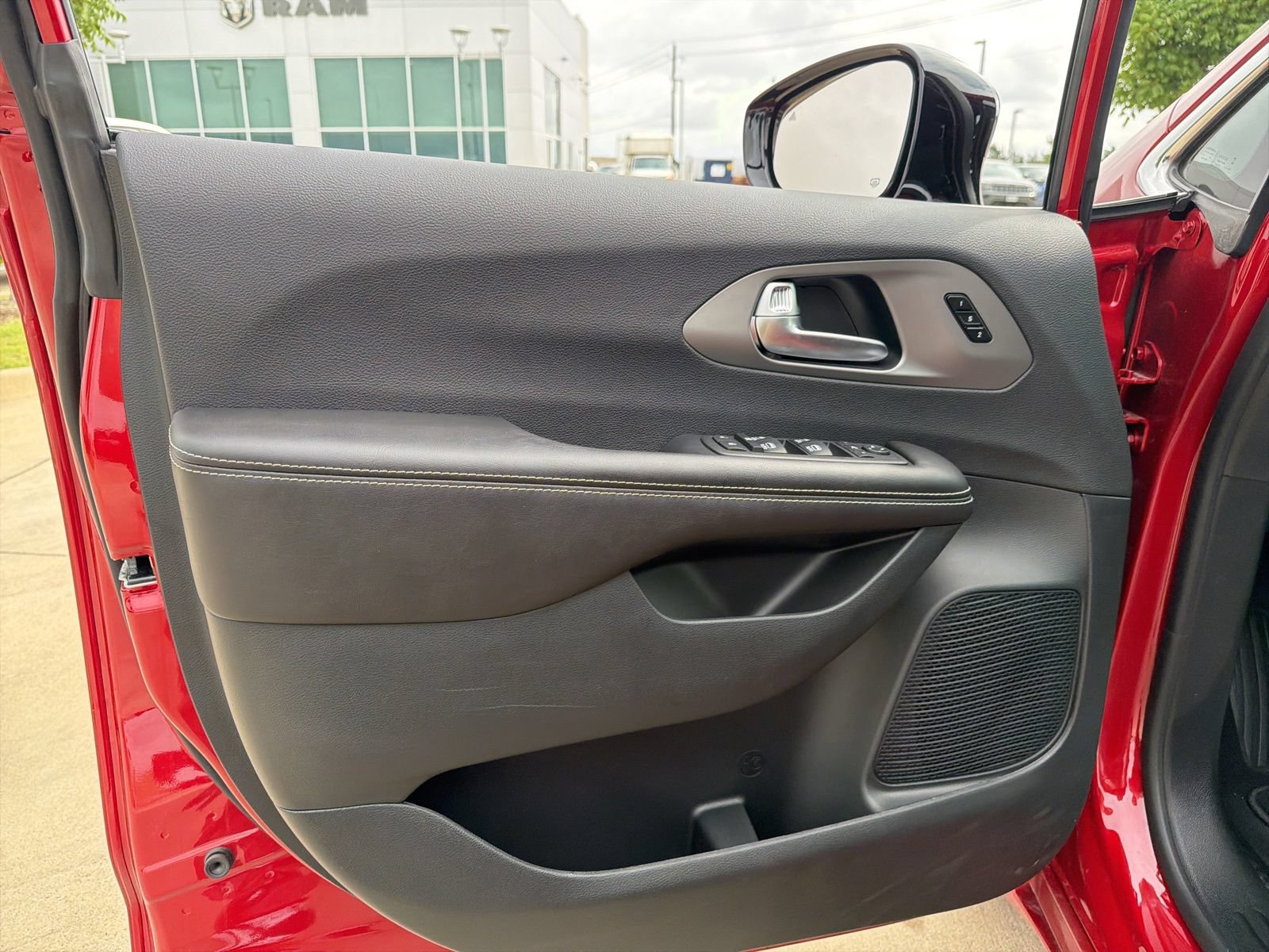 New 2027 Chrysler Pacifica Limited FWD image 13