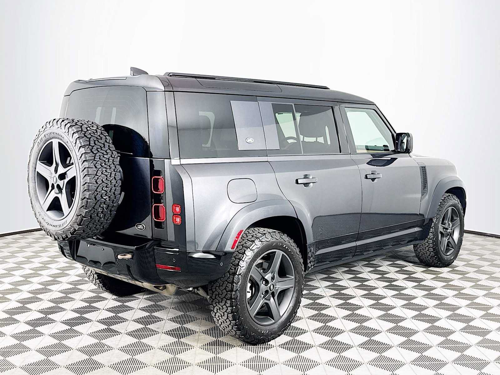 Used 2023 Land Rover Defender 110 X-Dynamic SE AWD/4WD image 5