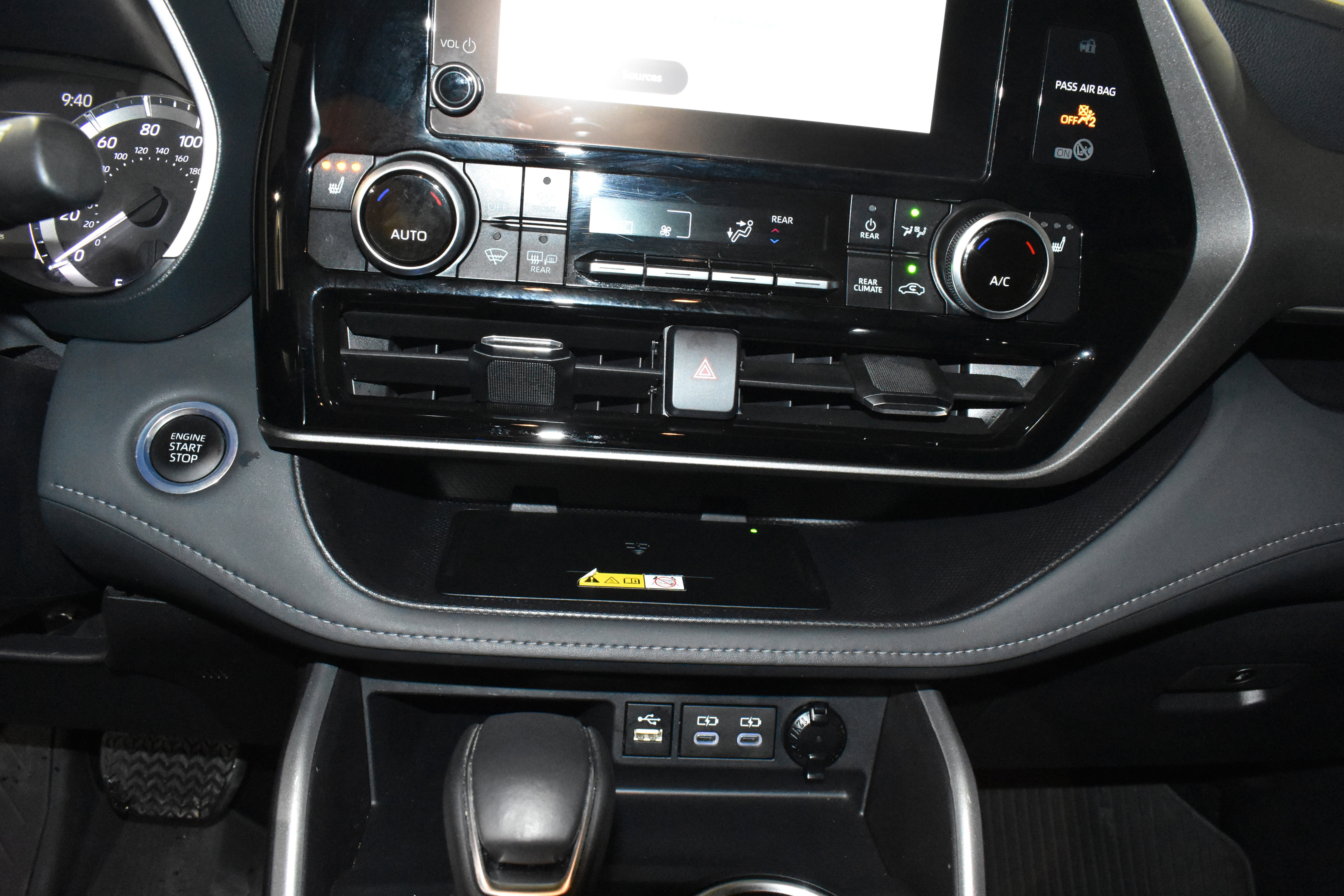 Used 2025 Toyota Highlander XLE FWD image 18