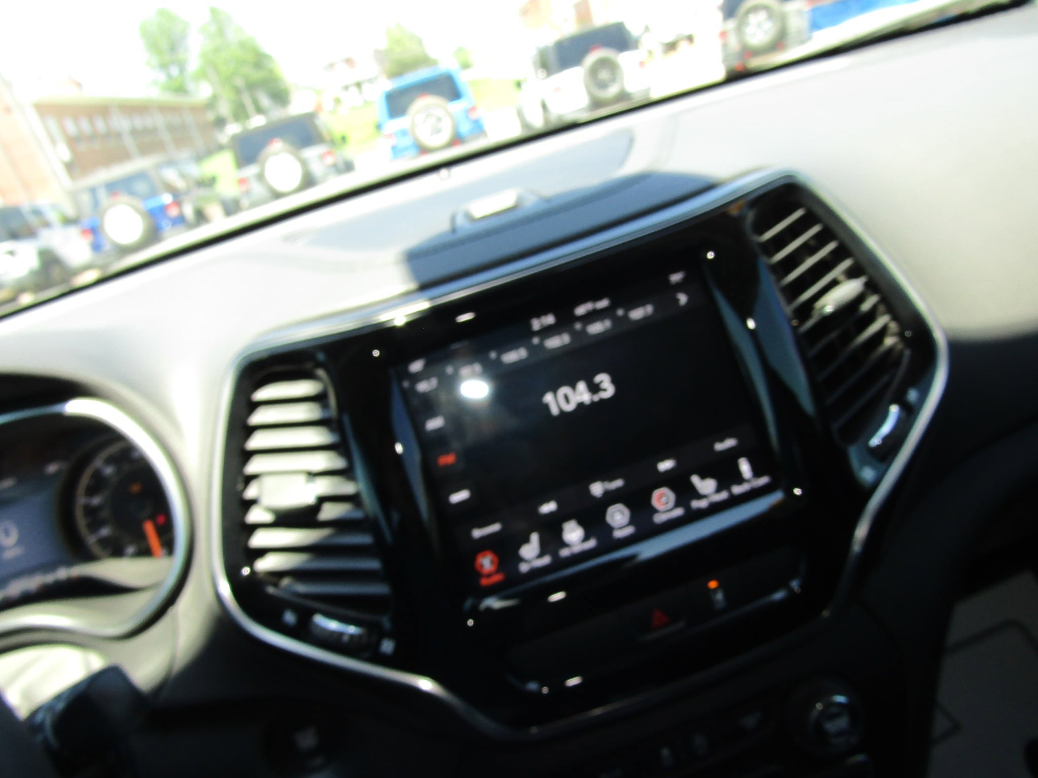 Used 2022 Jeep Cherokee Limited AWD/4WD image 25