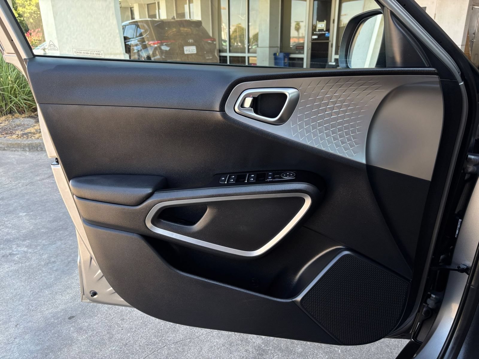 Used 2025 Kia Soul LX w/ LX Technology Package FWD image 15