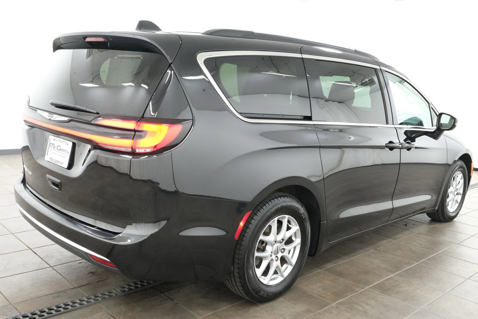 Used 2022 Chrysler Pacifica Touring-L FWD image 5