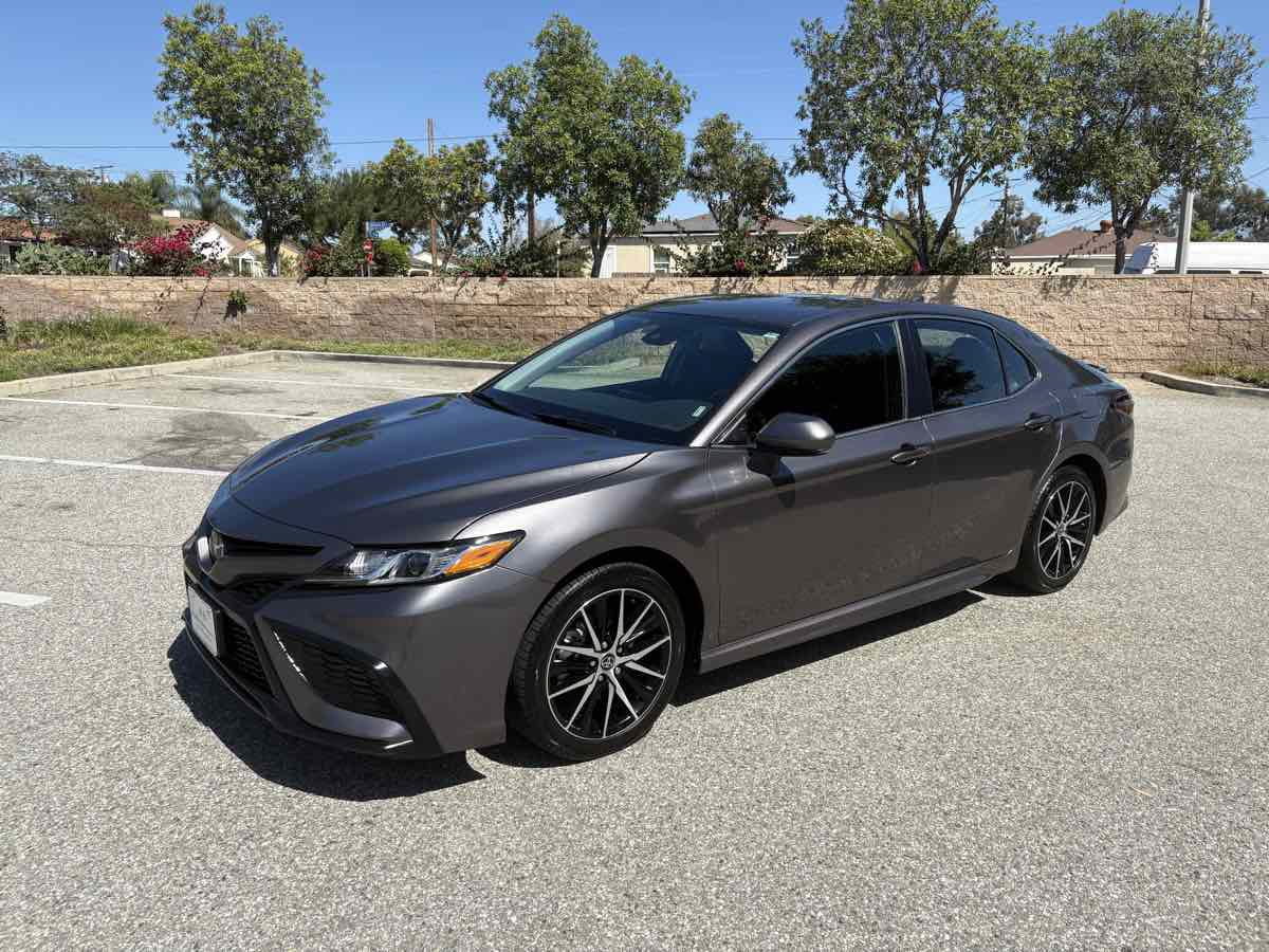 Used 2024 Toyota Camry SE image 3