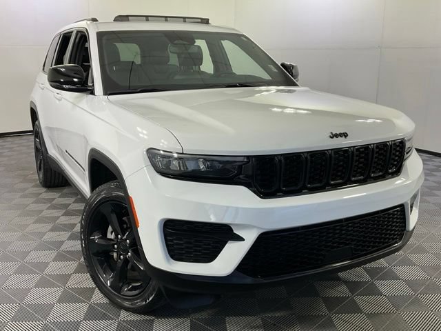 Used 2023 Jeep Grand Cherokee Altitude AWD/4WD image 45