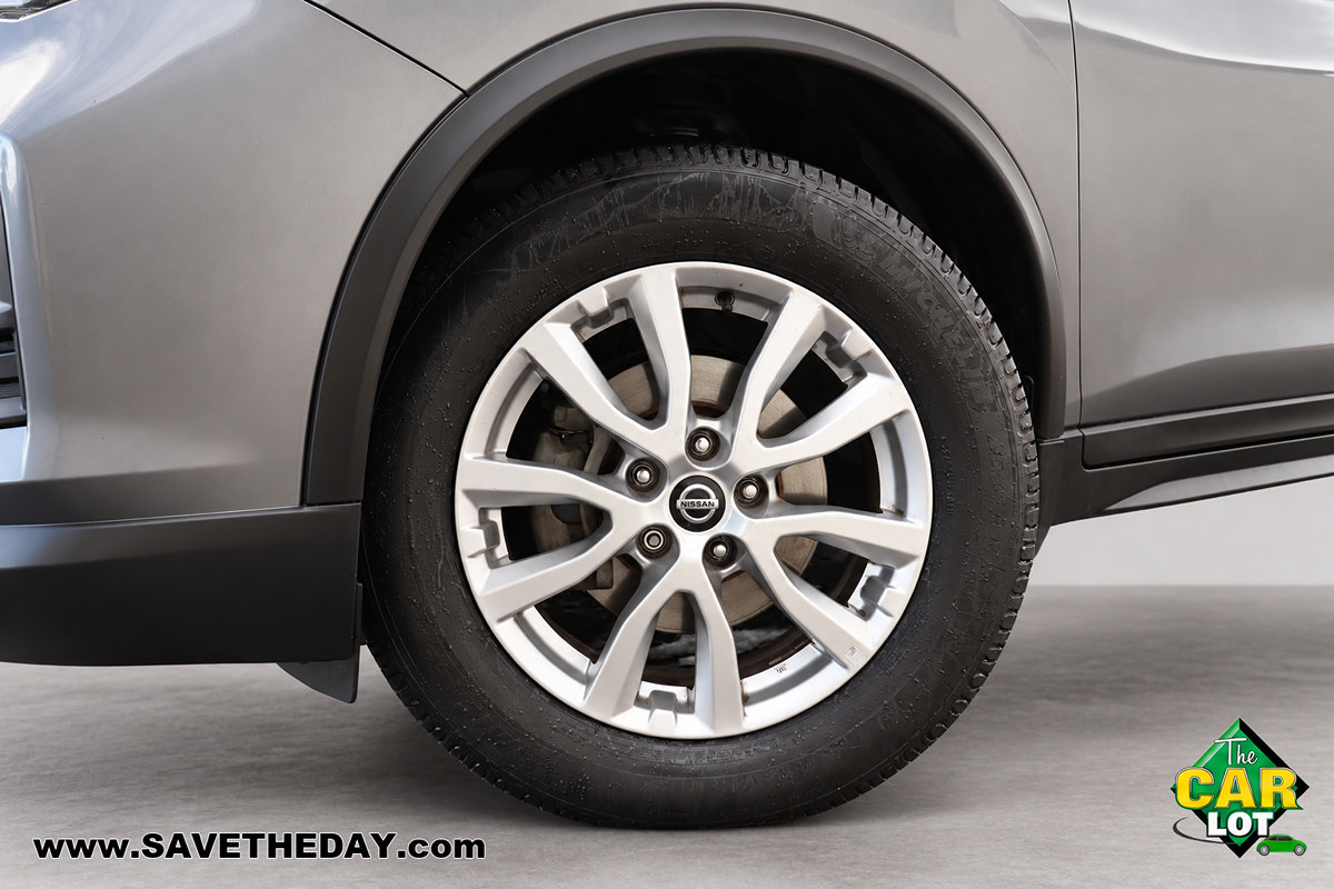 Used 2020 Nissan Rogue S w/ Special Edition Package FWD image 3