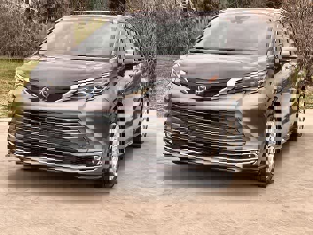 Used 2024 Toyota Sienna Platinum image 2