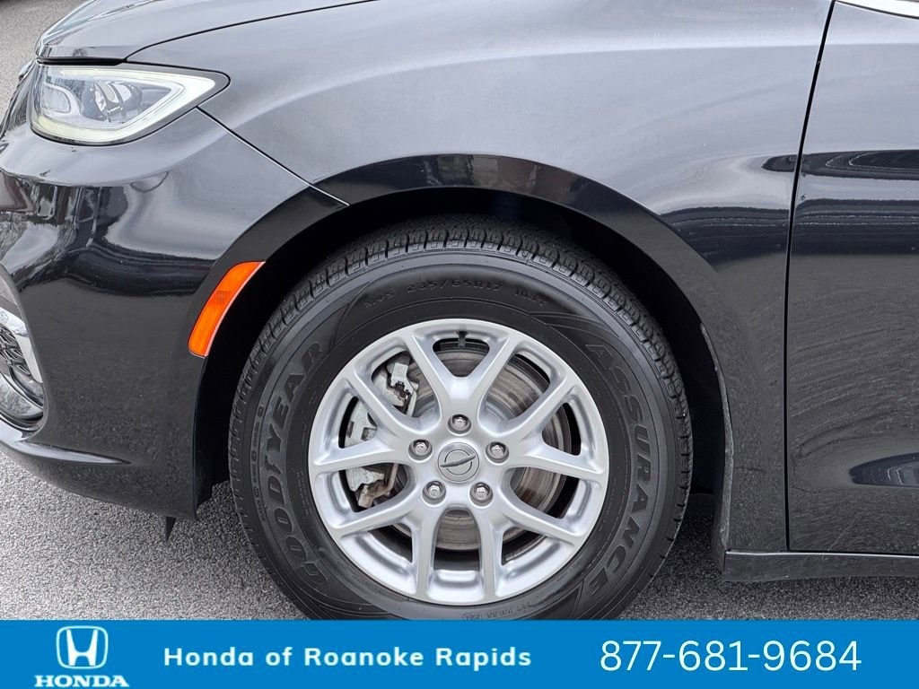 Used 2023 Chrysler Pacifica Touring-L image 35