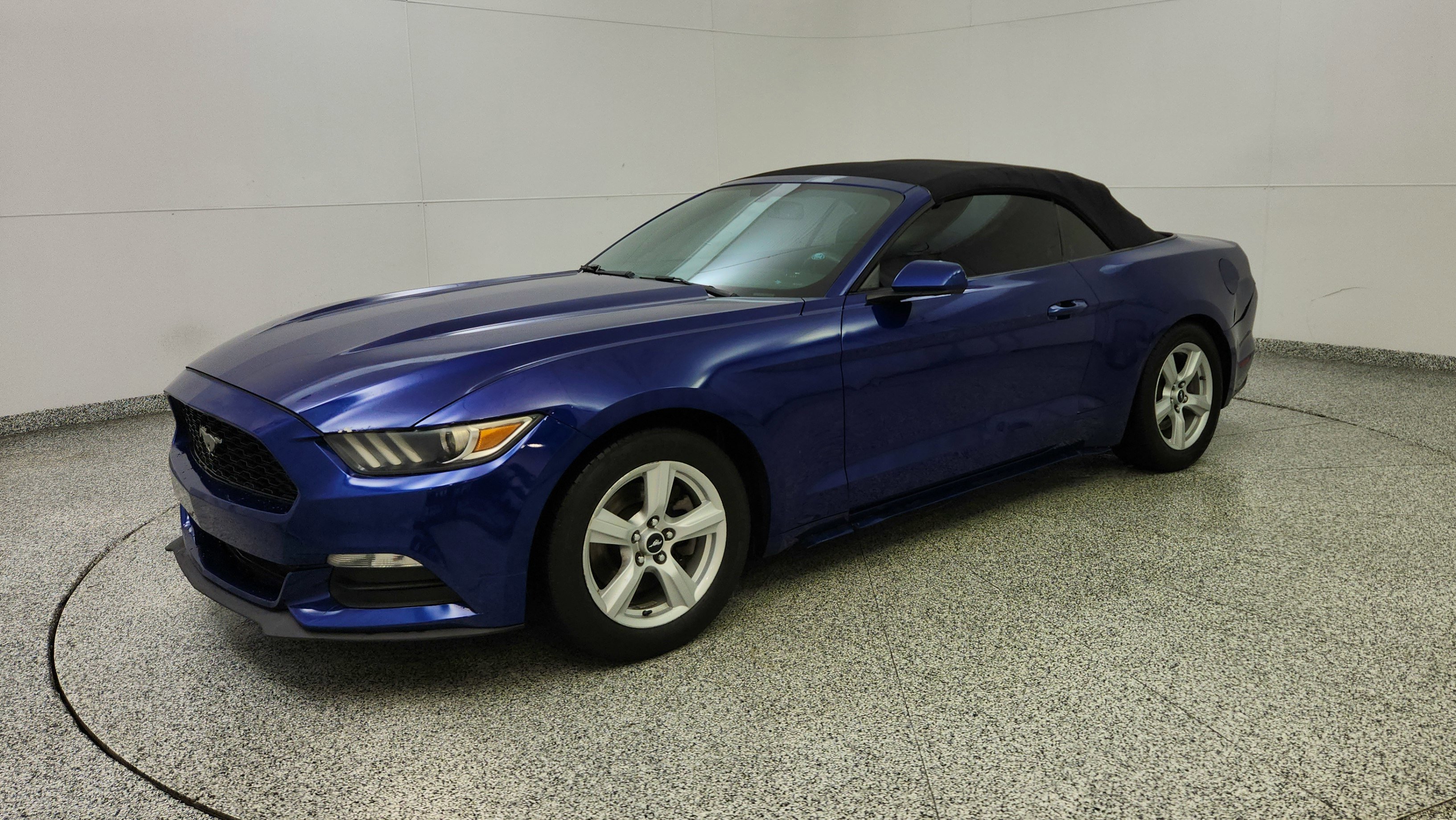 Used 2016 Ford Mustang Convertible RWD image 3
