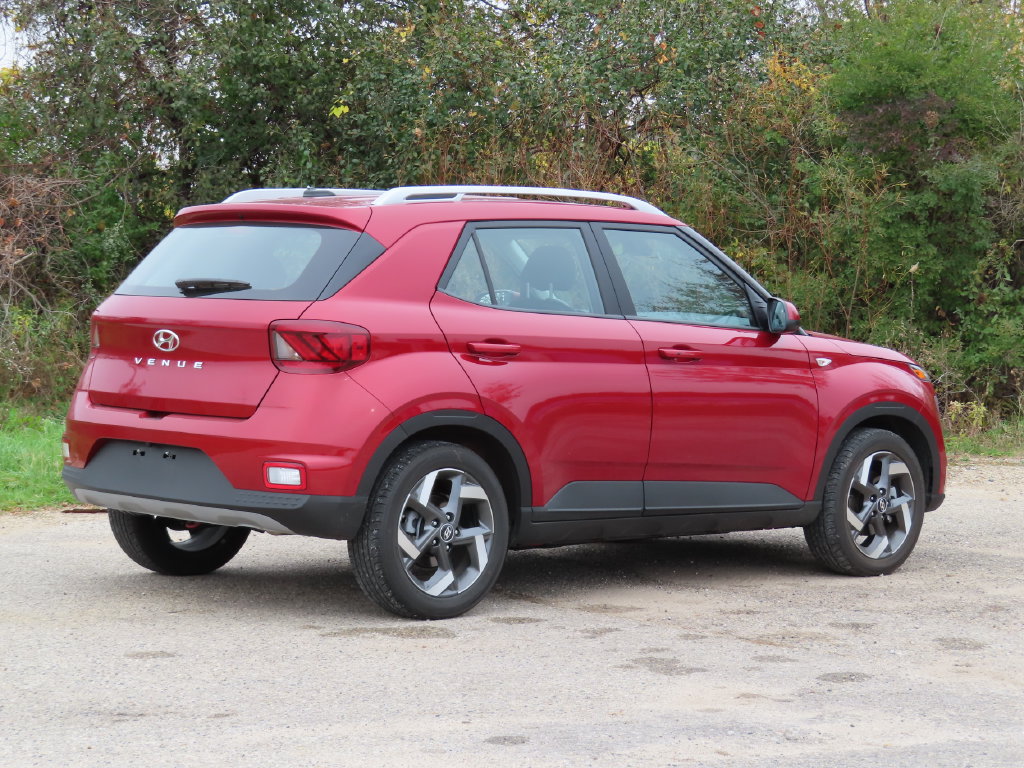 Used 2025 Hyundai Venue Limited FWD image 3