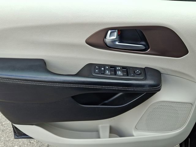 Used 2023 Chrysler Voyager LX image 14