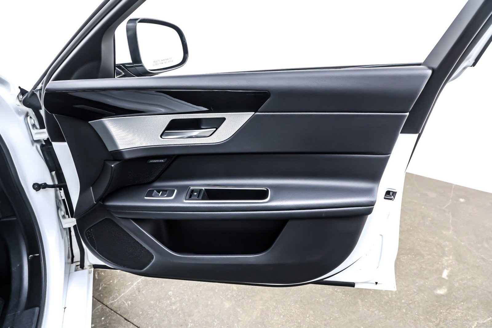 Used 2017 Jaguar XF Premium image 24