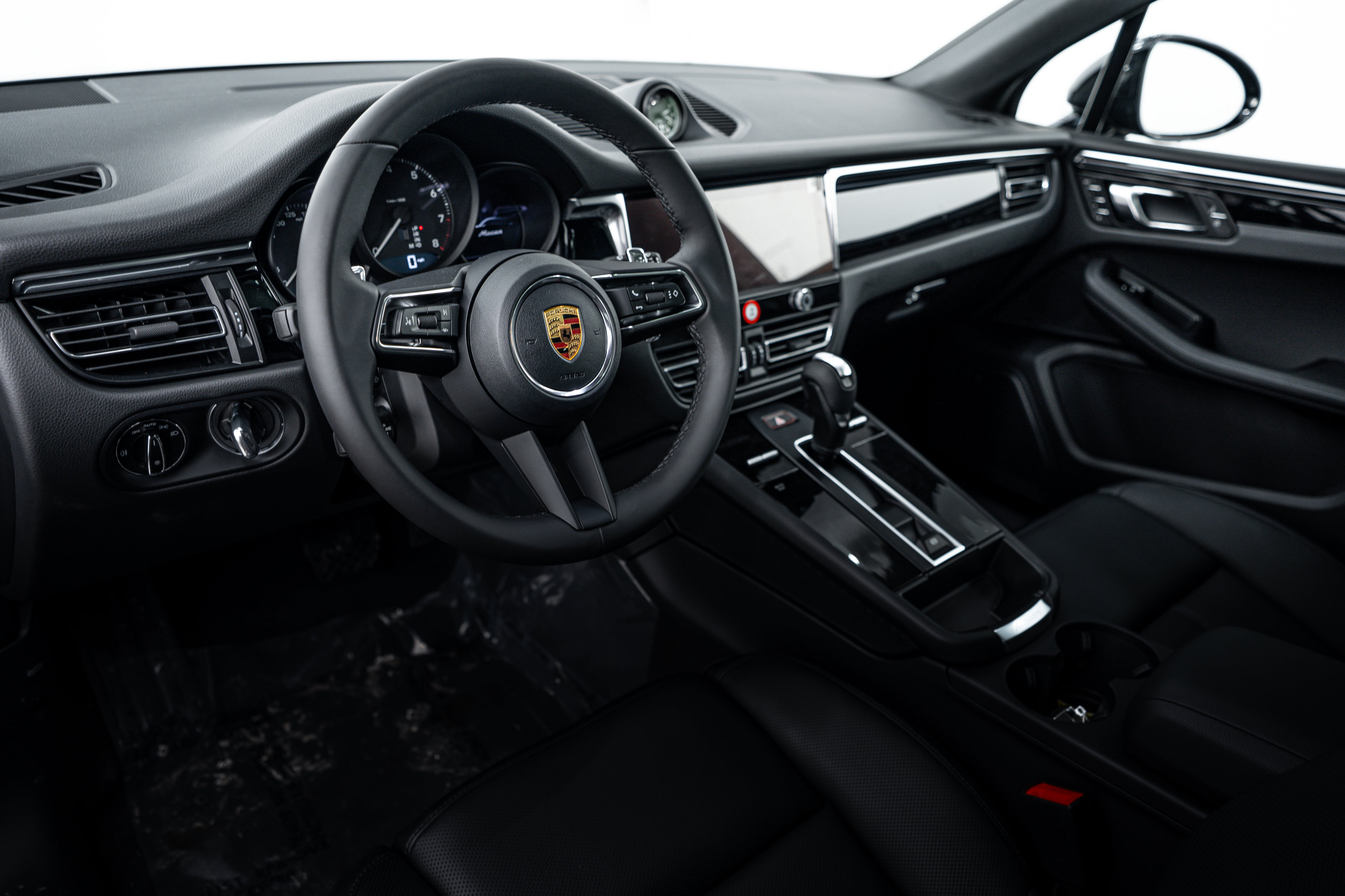 Certified 2026 Porsche Macan AWD/4WD image 4