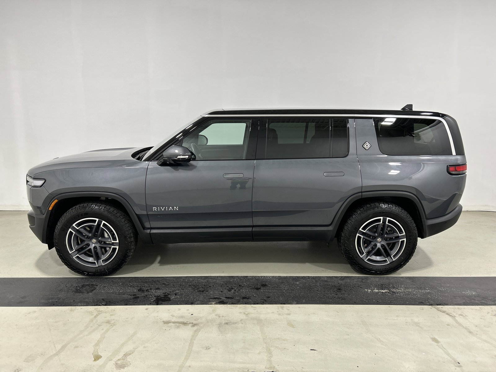 Used 2025 Rivian R1S Adventure image 2