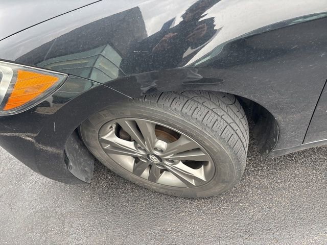 Used 2017 Hyundai Elantra SE image 2