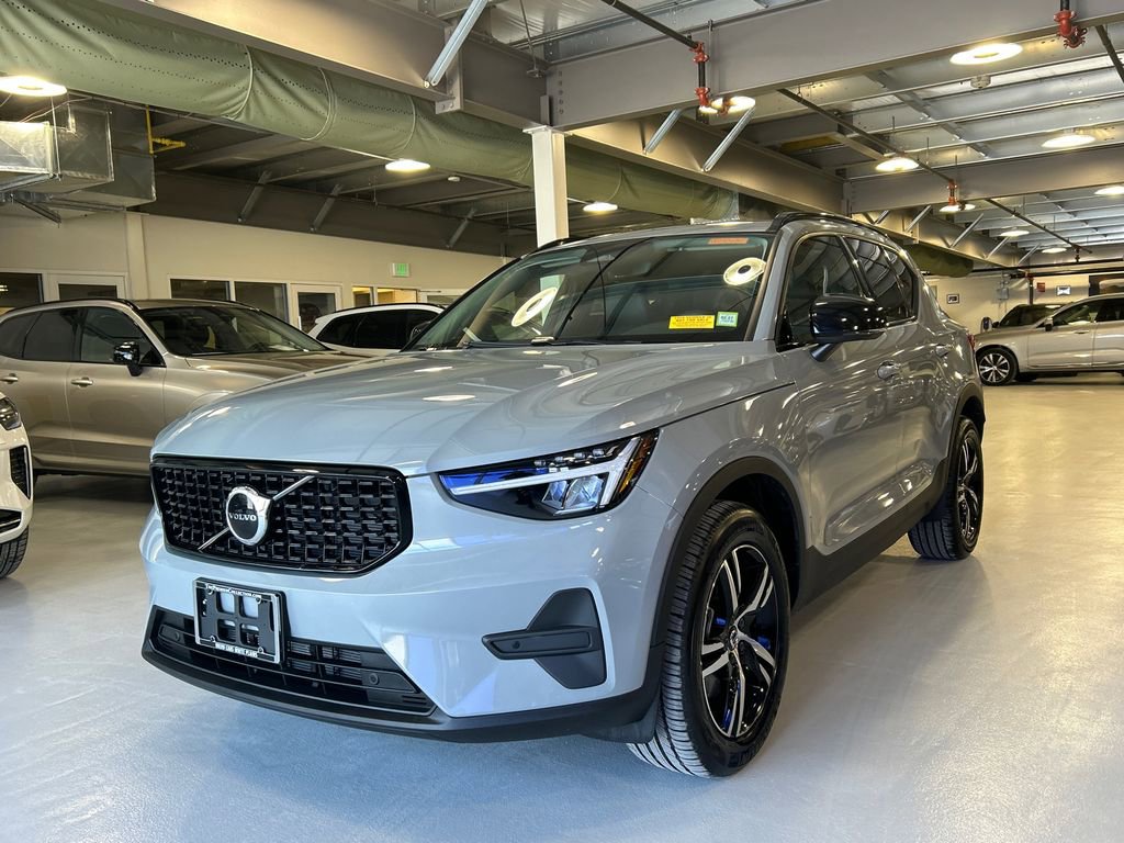 Used 2026 Volvo XC40 B5 Core w/ Climate Package image 5