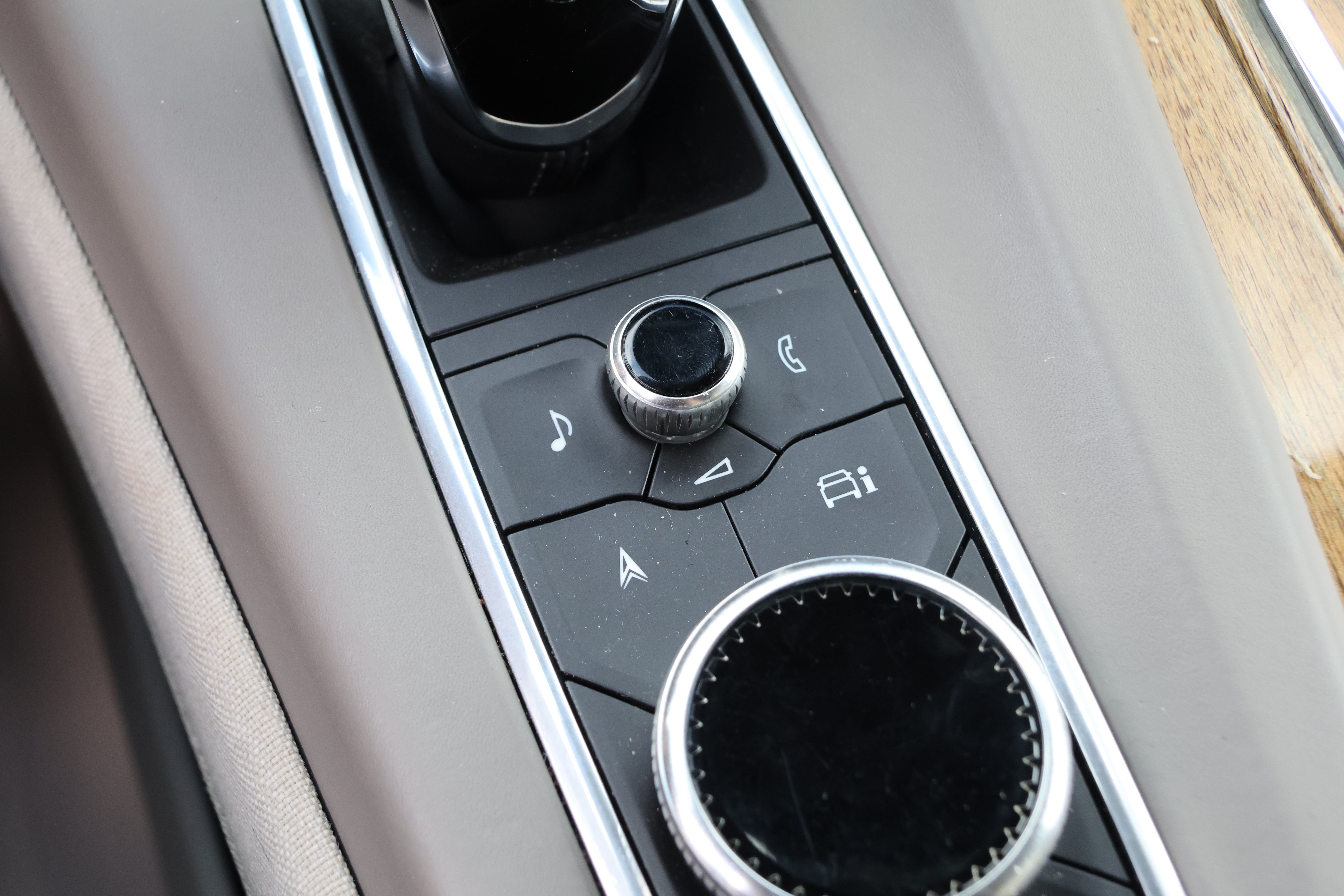 Used 2021 Cadillac Escalade Premium Luxury Platinum w/ Heavy-Duty Trailer Package AWD/4WD image 30