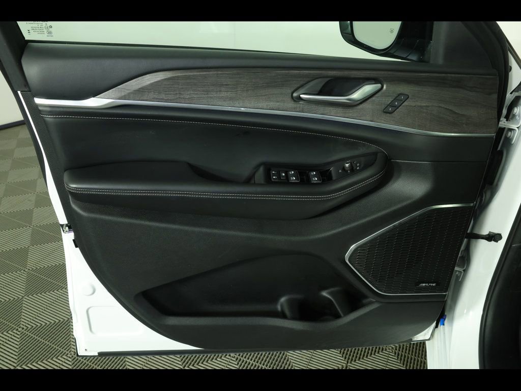 Used 2023 Jeep Grand Cherokee Overland AWD/4WD image 16