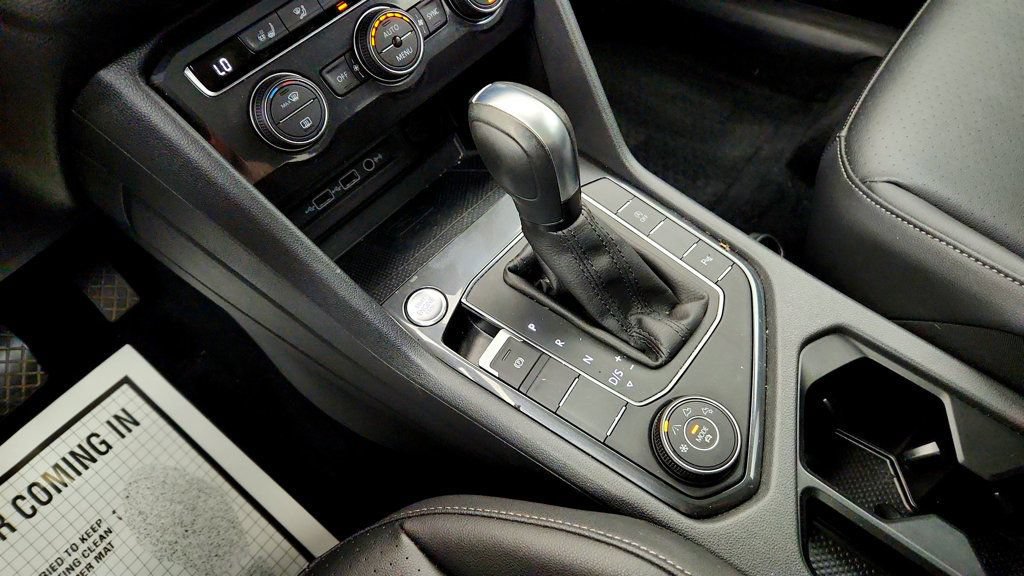 Used 2020 Volkswagen Tiguan SEL AWD/4WD image 16