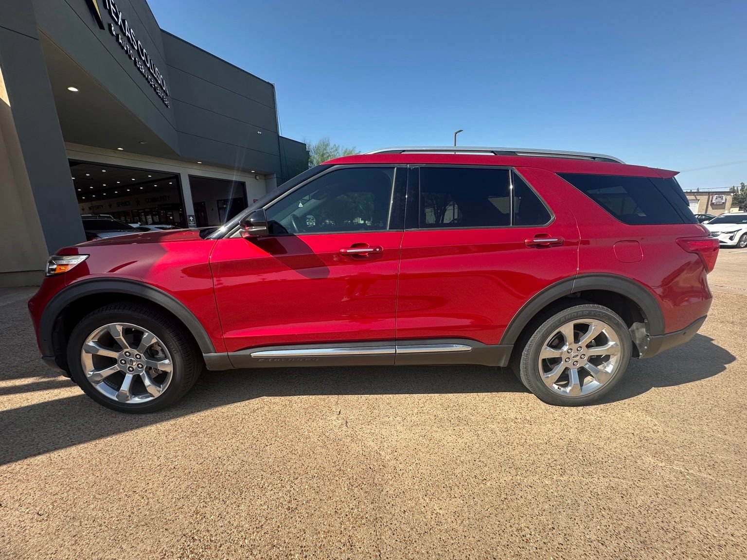 Used 2020 Ford Explorer Platinum w/ Premium Technology Package AWD/4WD image 4