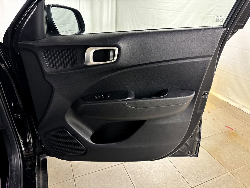 Used 2020 Hyundai Venue SE image 16