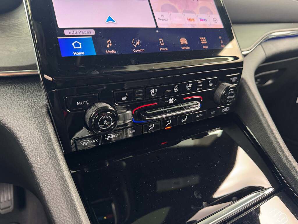 New 2025 Jeep Grand Cherokee Overland image 32