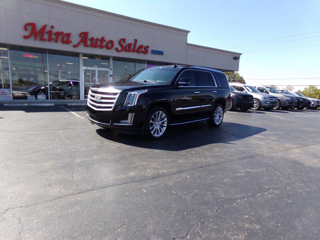 Used 2019 Cadillac Escalade Luxury image 3