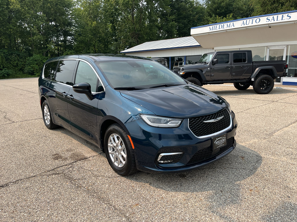 Used 2025 Chrysler Pacifica Select FWD image 10