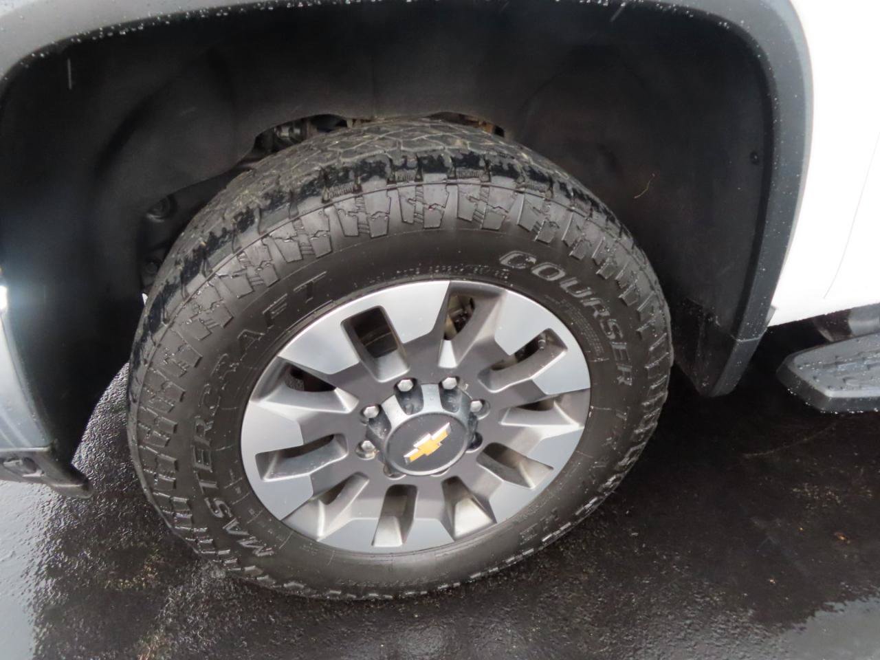 Used 2024 Chevrolet Silverado 2500 LT AWD/4WD image 11