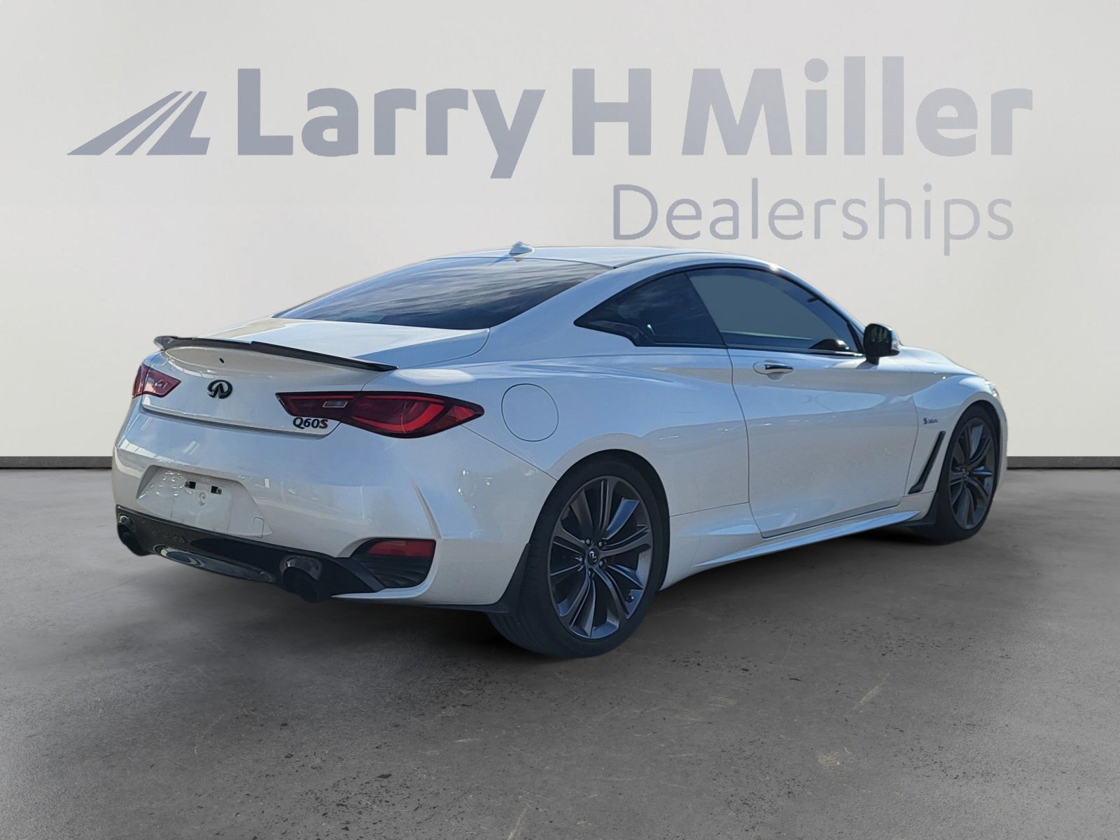 Used 2018 INFINITI Q60 Red Sport 400 w/ Sensory Package 3.0T Sport image 5