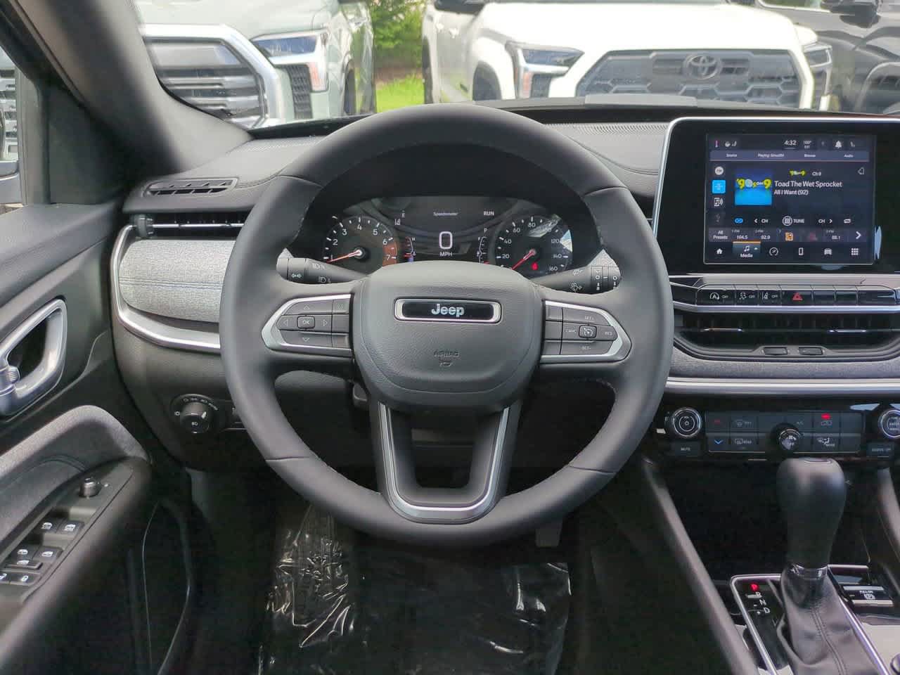 Used 2025 Jeep Compass Latitude AWD/4WD image 15