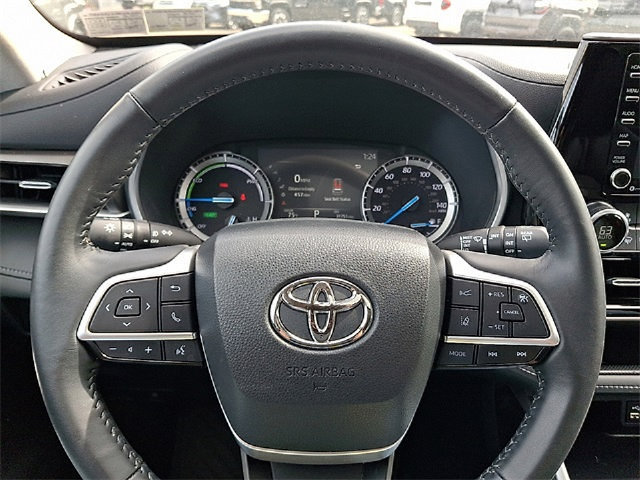 Used 2022 Toyota Highlander XLE AWD/4WD image 19