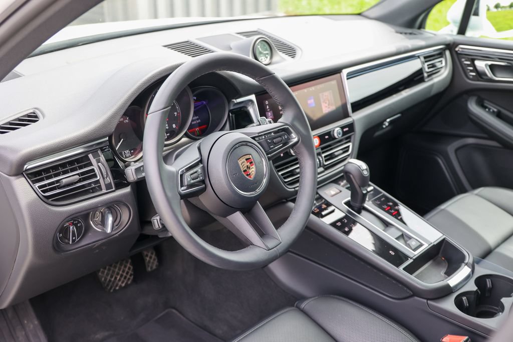 Certified 2026 Porsche Macan AWD/4WD image 4