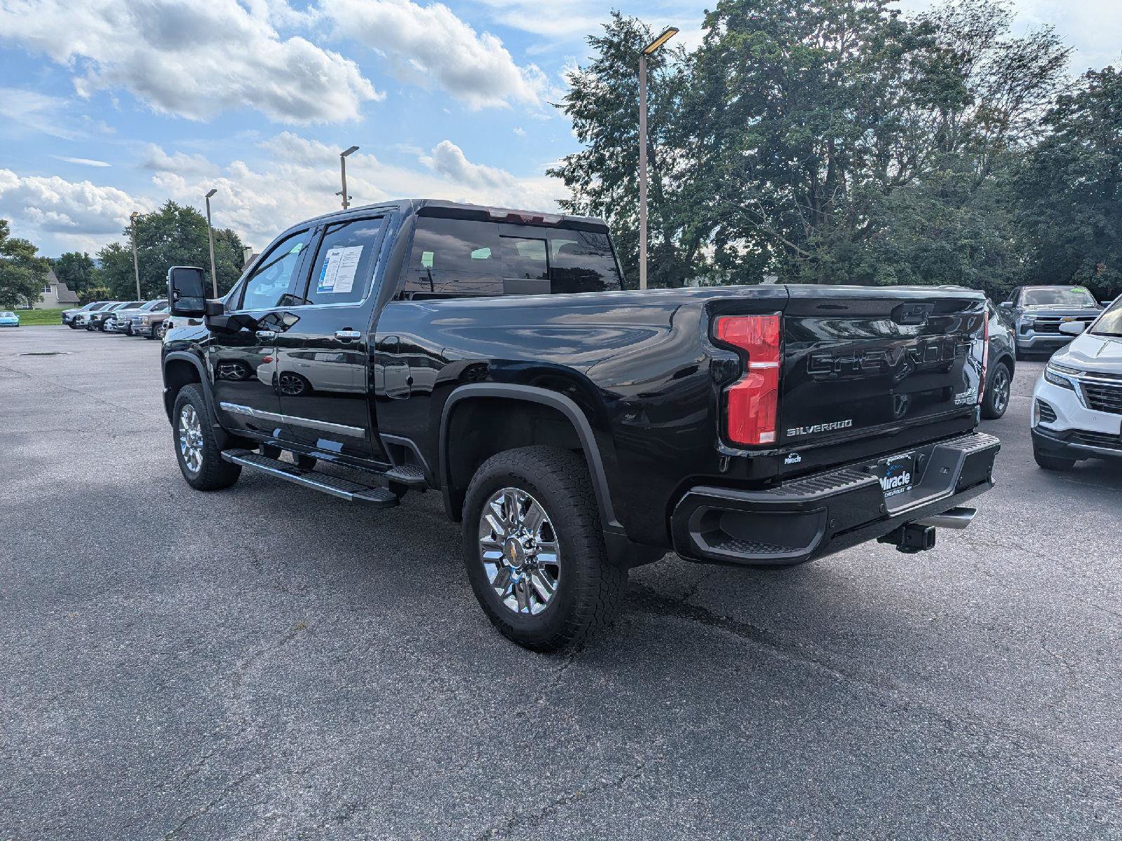 Used 2024 Chevrolet Silverado 2500 High Country w/ Technology Package AWD/4WD image 5