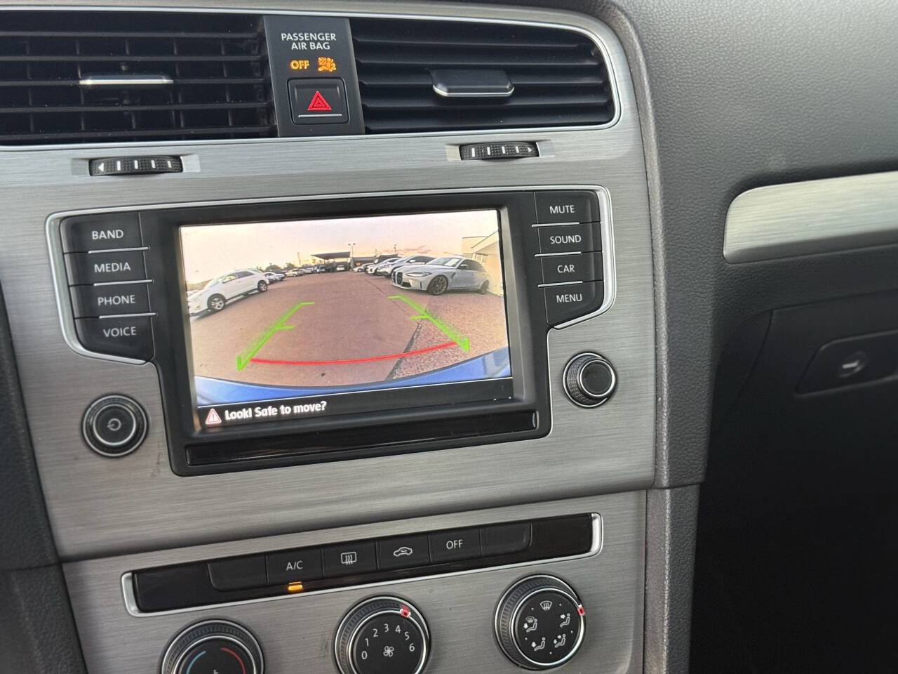 Used 2016 Volkswagen Golf SE image 19