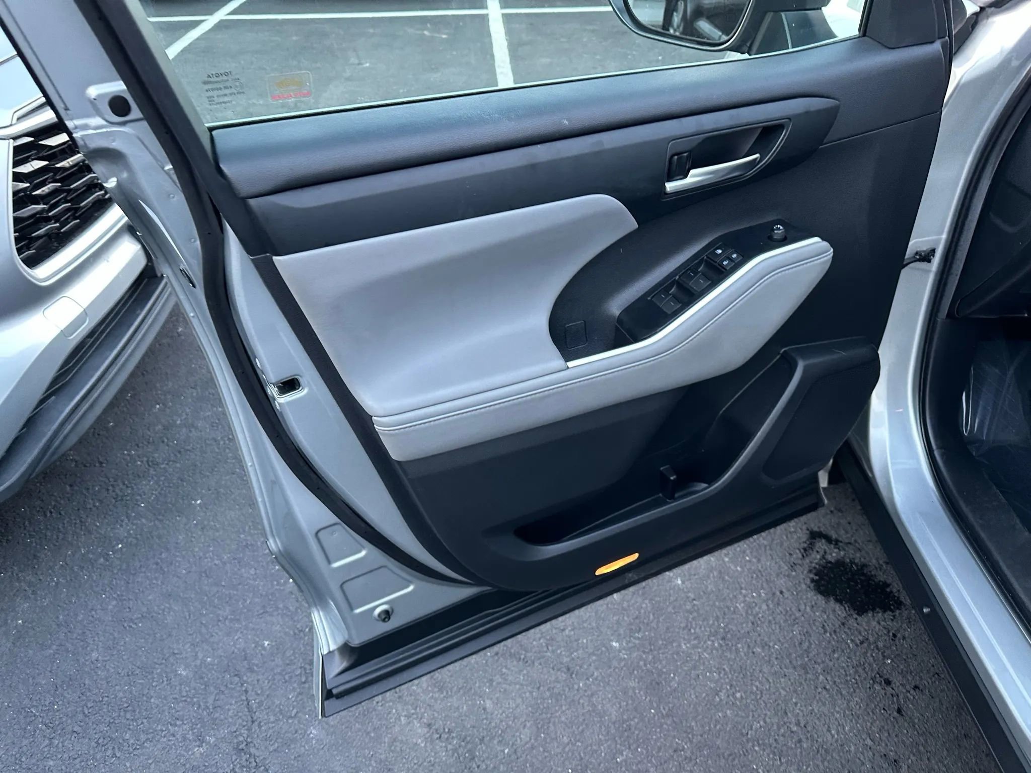 Used 2020 Toyota Highlander XLE image 23