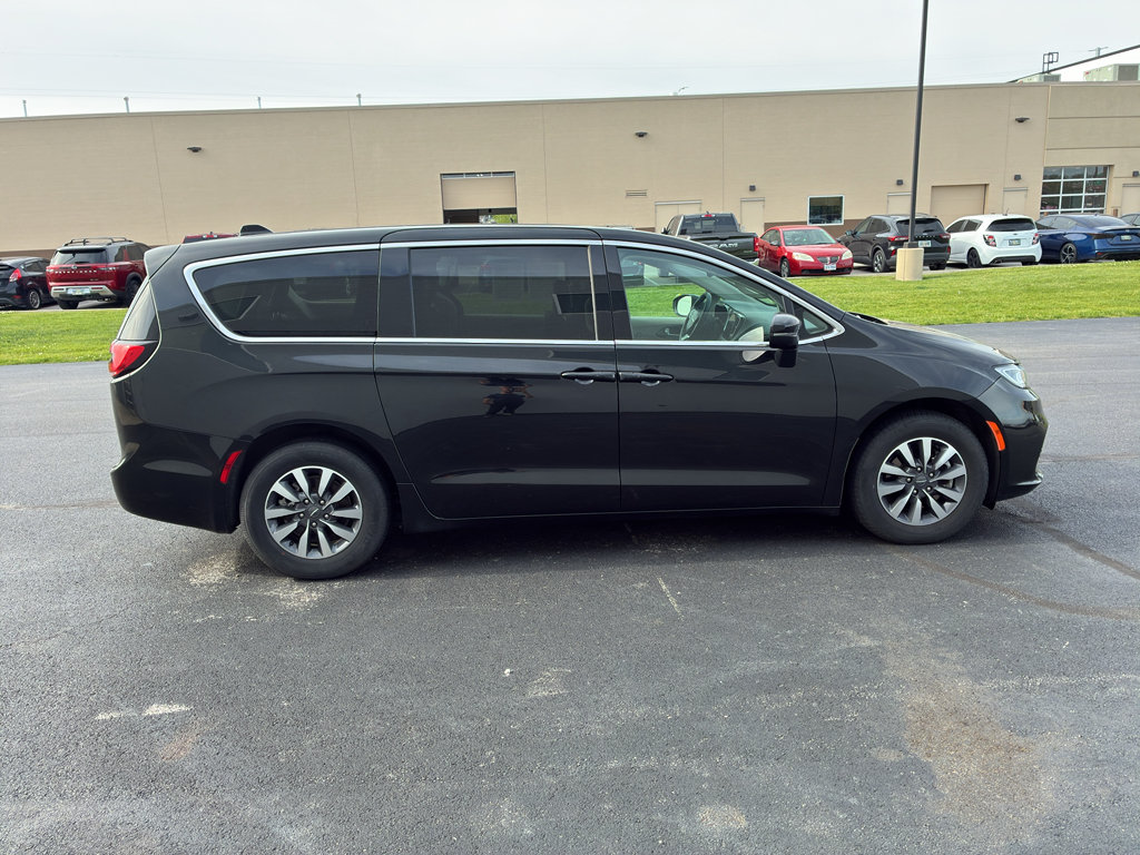 Used 2023 Chrysler Pacifica Touring-L FWD image 7