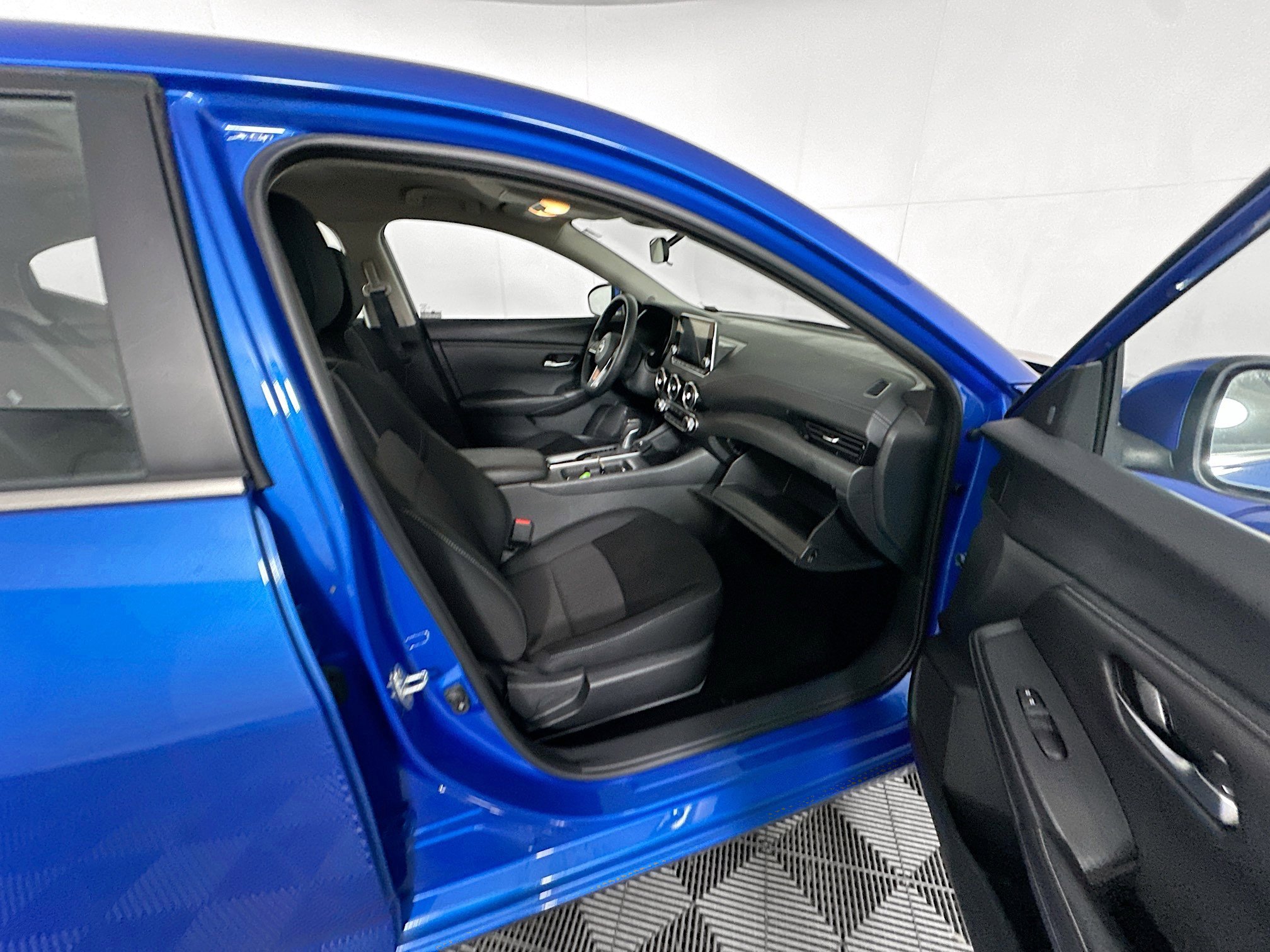 Used 2025 Nissan Sentra SV FWD image 29