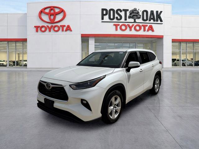 Used 2021 Toyota Highlander LE image 2