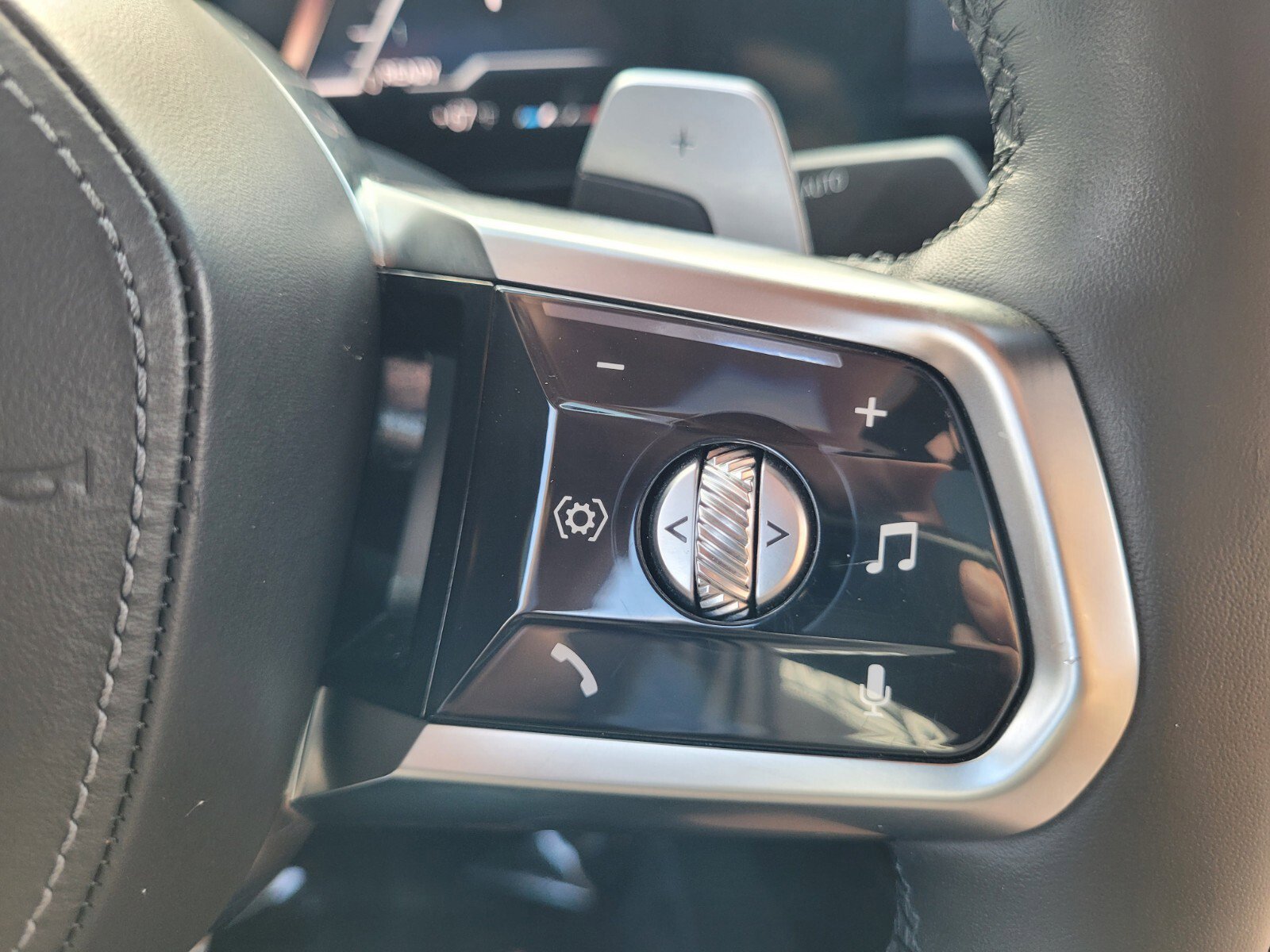 Used 2023 BMW 740i image 26