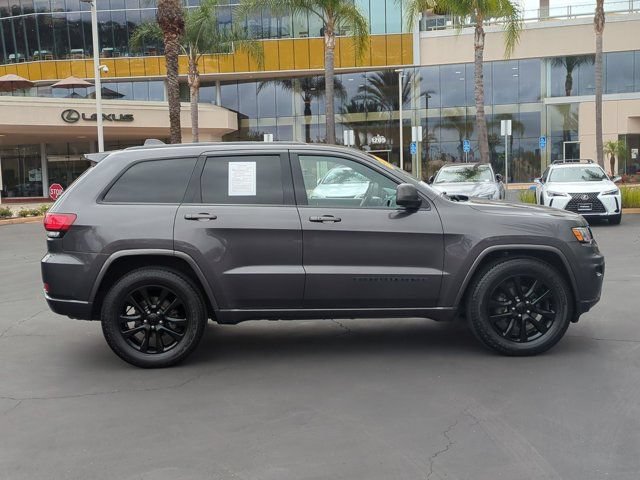 Used 2017 Jeep Grand Cherokee Altitude AWD/4WD image 4