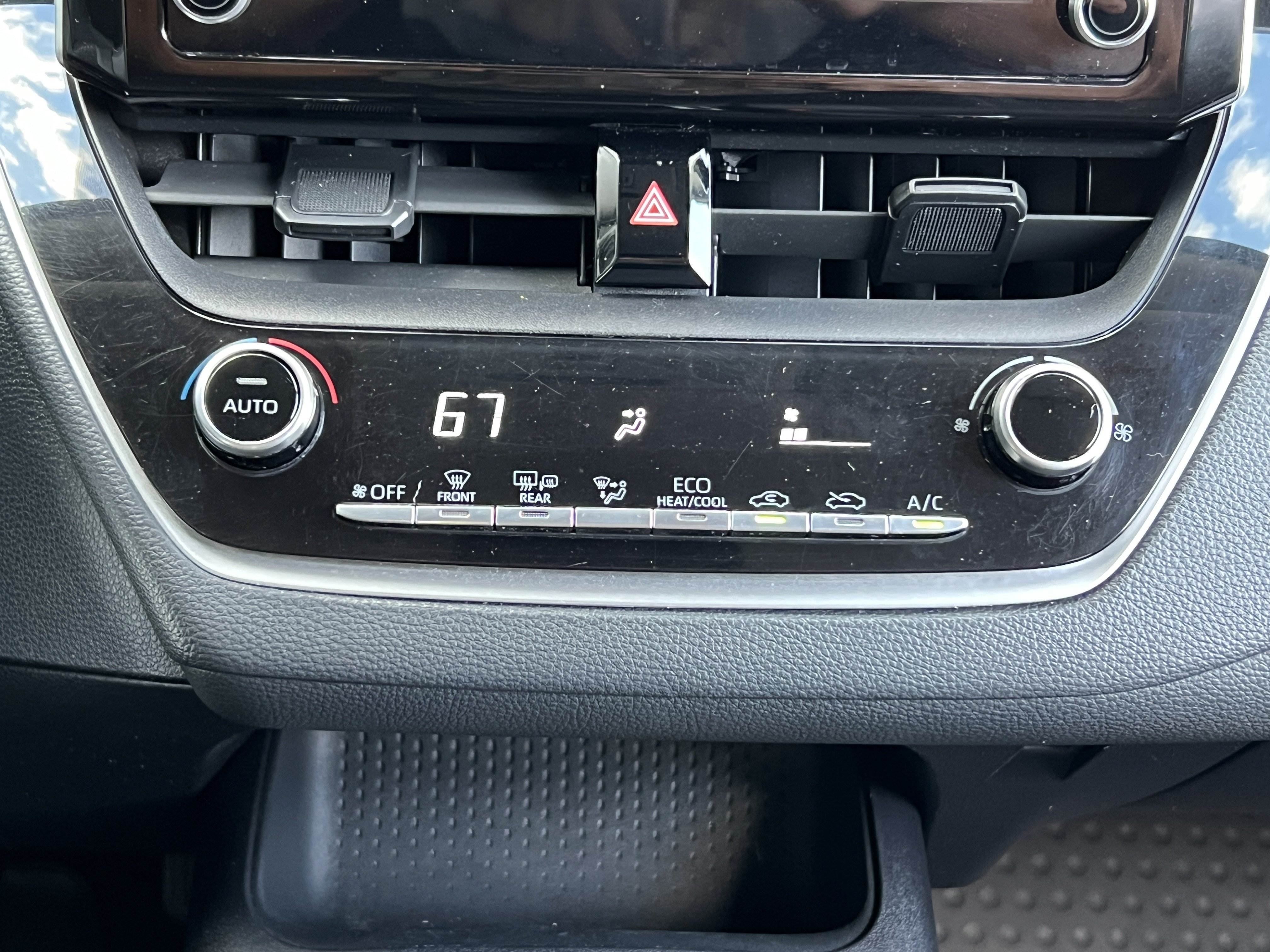Used 2020 Toyota Corolla LE FWD image 29